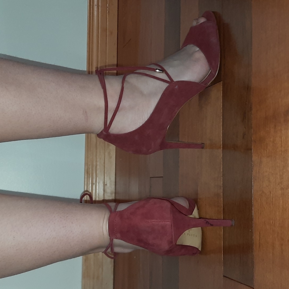 Red heels - Picture 2 of 2